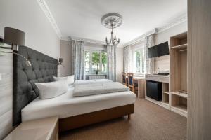 TV a/nebo společenská místnost v ubytování Hotel Villa am Waldschlösschen