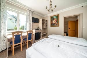 TV a/nebo společenská místnost v ubytování Hotel Villa am Waldschlösschen