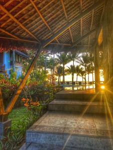 una vista dal portico di una casa con palme di Siargao Island Villas a General Luna