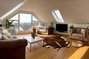 พื้นที่นั่งเล่นของ Stunning 4 Bedroom Home with Wild Spa, Gym & Hot Tub