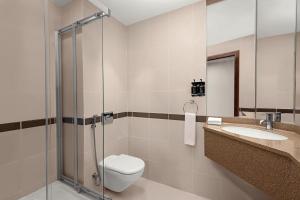 Uma casa de banho em Holiday Inn Express Dubai Internet City by IHG