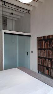 a room with a large screen and a book shelf at LA BENDITA LOCURA in El Puerto de Santa María