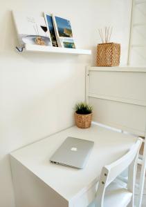 un escritorio blanco con ordenador portátil. en Villa del Porto La Terrazza, en Portoscuso