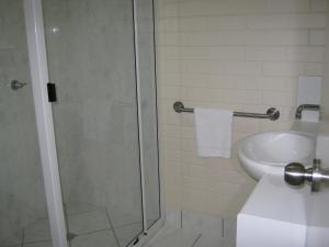 Koupelna v ubytování Emu Park Motel