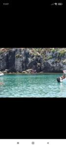een tv scherm met een boot in het water bij Mare Nostrum Casa Vacanza in Licata