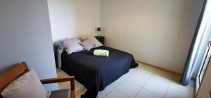 Postel nebo postele na pokoji v ubytování Appt "Longanis" à St-Gilles Les Bains - Roquefeuil - T3 vue mer - Agréable et calme