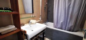 Koupelna v ubytování Appt "Longanis" à St-Gilles Les Bains - Roquefeuil - T3 vue mer - Agréable et calme + 39 fotografií