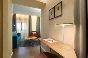Postel nebo postele na pokoji v ubytování Suites Murillo Plaza Sta. Cruz