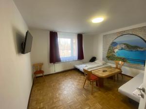 een woonkamer met een tafel en een bank bij Othman Appartements Hannoversche Straße 23 in Hannover