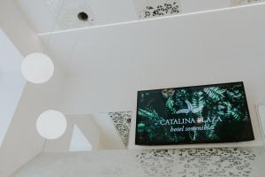 A television and/or entertainment centre at Catalina Plaza Hotel Sostenible
