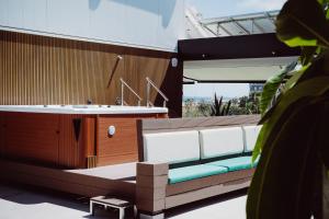een badkamer met een bad en een wastafel bij Catalina Plaza Hotel Sostenible in Las Palmas de Gran Canaria