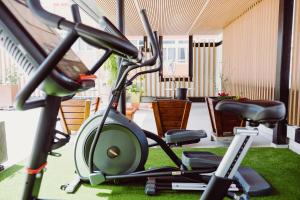 een kamer met een fitnessruimte met een loopband bij Catalina Plaza Hotel Sostenible in Las Palmas de Gran Canaria