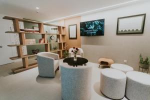 A television and/or entertainment centre at Catalina Plaza Hotel Sostenible