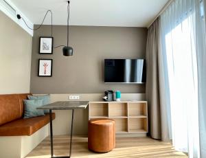 TV at/o entertainment center sa zeitwohnhaus SUITE-HOTEL & SERVICED APARTMENTS