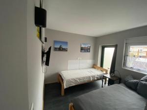 Rúm í herbergi á Adult only klimatisierte Ferienwohnung in Schwerte