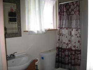 Phòng tắm tại The Dolphin Cottage at Kehena Beach