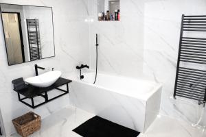 Kúpeľňa v ubytovaní Krásny priestranný slnečný apartmán v centre mesta + 11 fotografií
