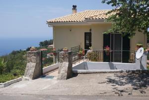 Alexandra's Apartment في كالاميتسي: منزل به حوض كبير في مقدمته