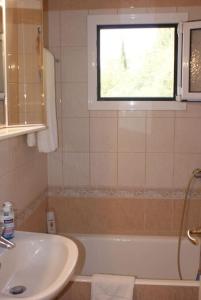 Alexandra's Apartment في كالاميتسي: حمام مع حوض وحوض ونافذة +26 صورة