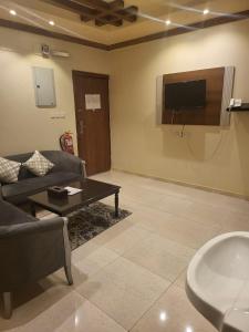 TV a/nebo společenská místnost v ubytování Safwt Aldyar Furnished Units