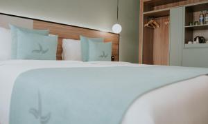 A bed or beds in a room at Catalina Plaza Hotel Sostenible