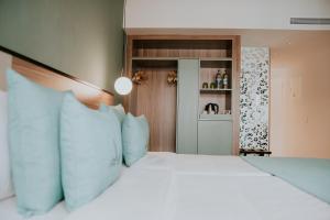 A bed or beds in a room at Catalina Plaza Hotel Sostenible