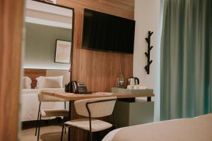 A television and/or entertainment centre at Catalina Plaza Hotel Sostenible