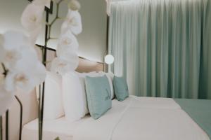 A bed or beds in a room at Catalina Plaza Hotel Sostenible