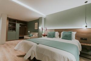 A bed or beds in a room at Catalina Plaza Hotel Sostenible
