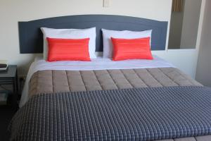 Un ou plusieurs lits dans un hébergement de l'établissement Baycourt Lakefront Motel