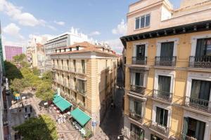 uma vista panorâmica de uma rua da cidade com edifícios em Minty Stay - Montera em Madri