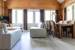 TV a/nebo společenská místnost v ubytování Chalet aan het water - vakantiepark de Schreiershoek