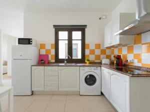 cocina con lavadora y lavavajillas en Mahostly Apartamento Comillas SC, en Arrecife