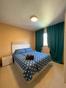 1 dormitorio con 1 cama con edredón azul y blanco en Sea ​​apartments, en La Pineda