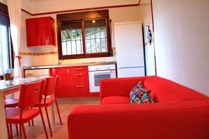 ボロニアにあるApartamento Lentiscalのリビングルーム(赤いソファ付)、キッチン