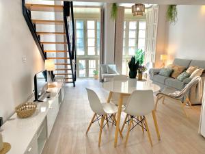 Posedenie v ubytovaní Homely Málaga Loft Especerías