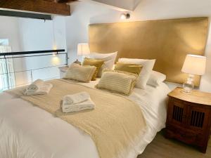 Posteľ alebo postele v izbe v ubytovaní Homely Málaga Loft Especerías
