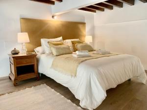 Posteľ alebo postele v izbe v ubytovaní Homely Málaga Loft Especerías