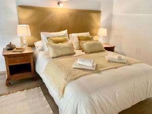 Posteľ alebo postele v izbe v ubytovaní Homely Málaga Loft Especerías