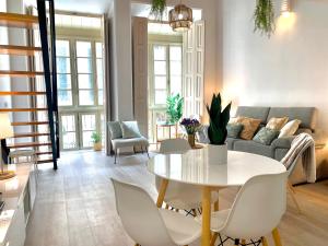 Posedenie v ubytovaní Homely Málaga Loft Especerías