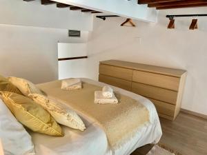 Posteľ alebo postele v izbe v ubytovaní Homely Málaga Loft Especerías