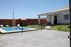 Bazén v ubytování Chalet Cala de Roche nebo v jeho okolí