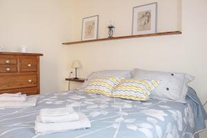 A bed or beds in a room at Casa Valdelagrana Playa