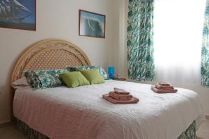 A bed or beds in a room at Casa Valdelagrana Playa