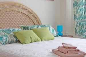 A bed or beds in a room at Casa Valdelagrana Playa