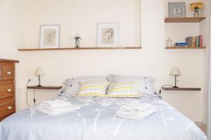A bed or beds in a room at Casa Valdelagrana Playa