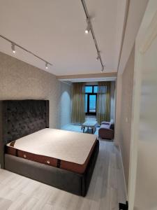 1 dormitorio con 1 cama grande en una habitación en Sumqayıt bulvarı, en Sumqayit