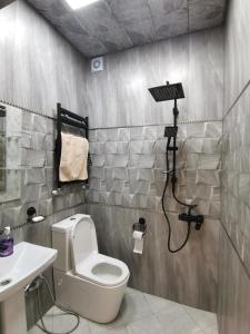 a bathroom with a toilet and a sink at Sumqayıt bulvarı in Sumqayyt
