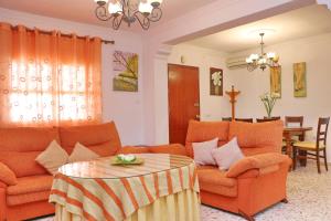 A seating area at Apartamento Cortes