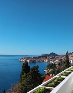 Una vista del océano desde el balcón de un edificio. en Apartment Moonlight, en Dubrovnik
